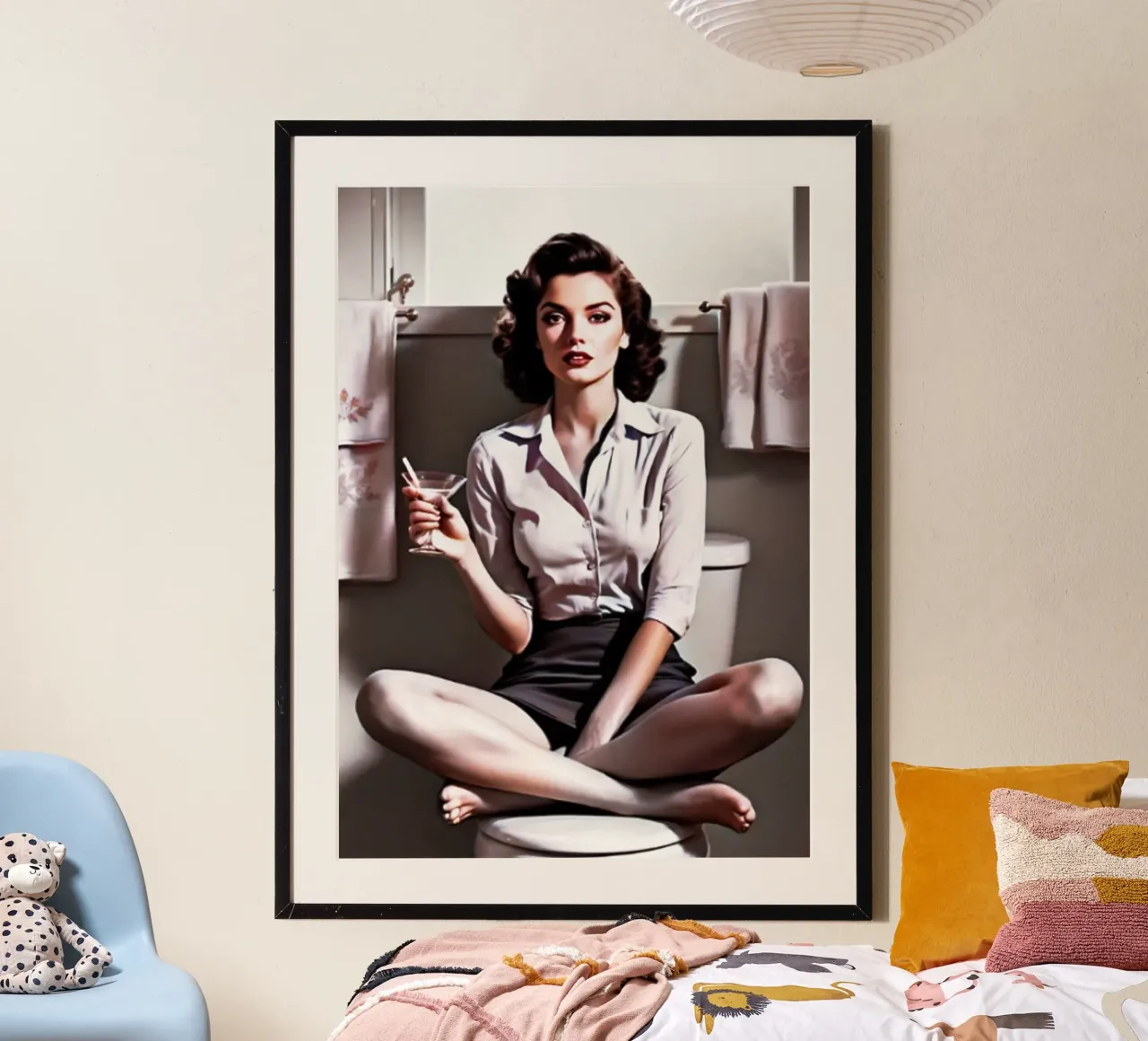 donne che bevono in bagno poster con telaio in legno da BlogSawoo