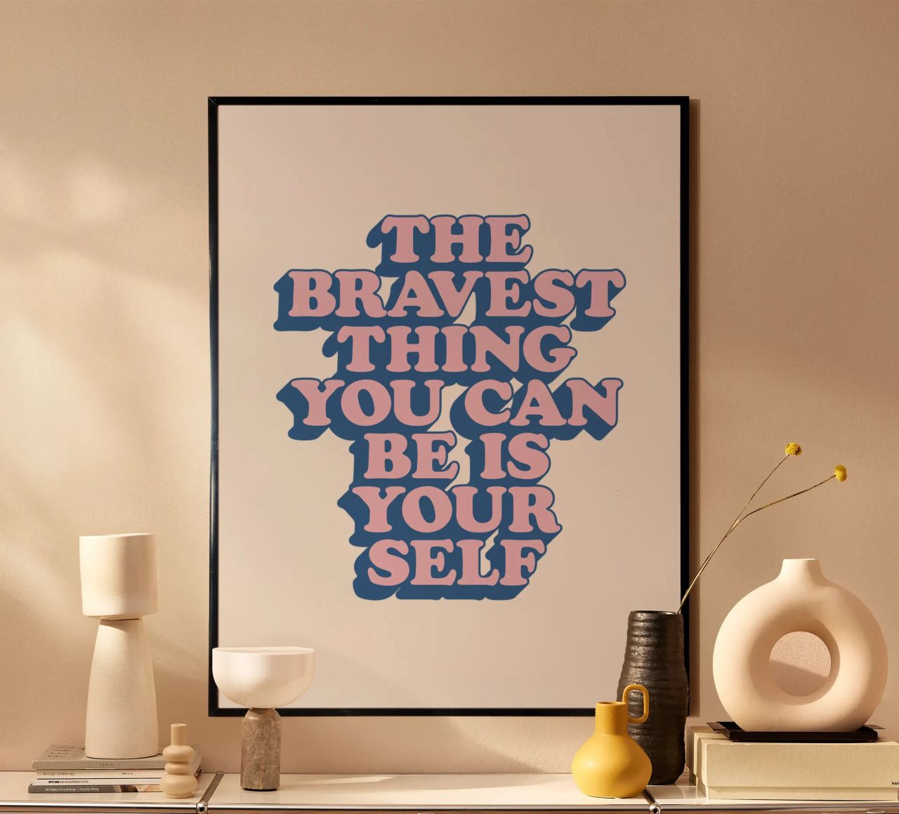 La cosa più coraggiosa che puoi essere è te stesso Stampa tipografica carta hahnemühle da THE MOTIVATED TYPE