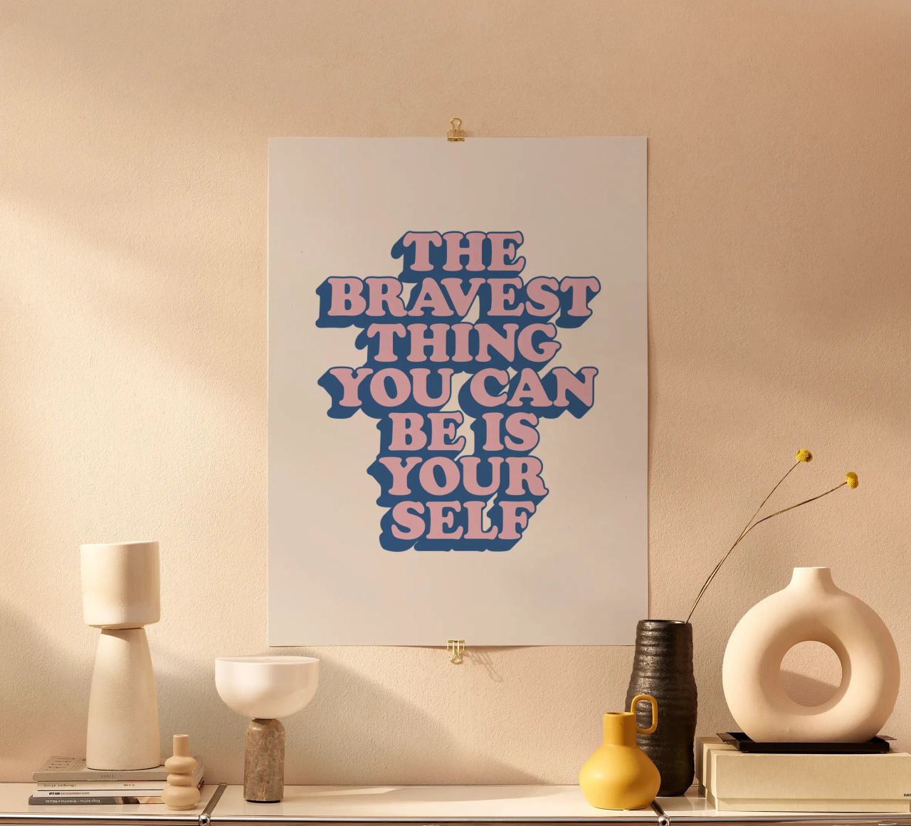 La cosa più coraggiosa che puoi essere è te stesso Stampa tipografica carta hahnemühle da THE MOTIVATED TYPE