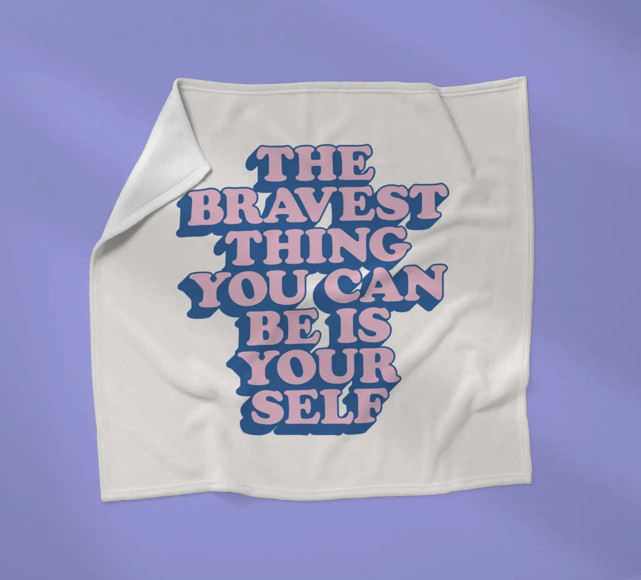 La cosa più coraggiosa che puoi essere è te stesso Stampa tipografica coperta in pile da THE MOTIVATED TYPE