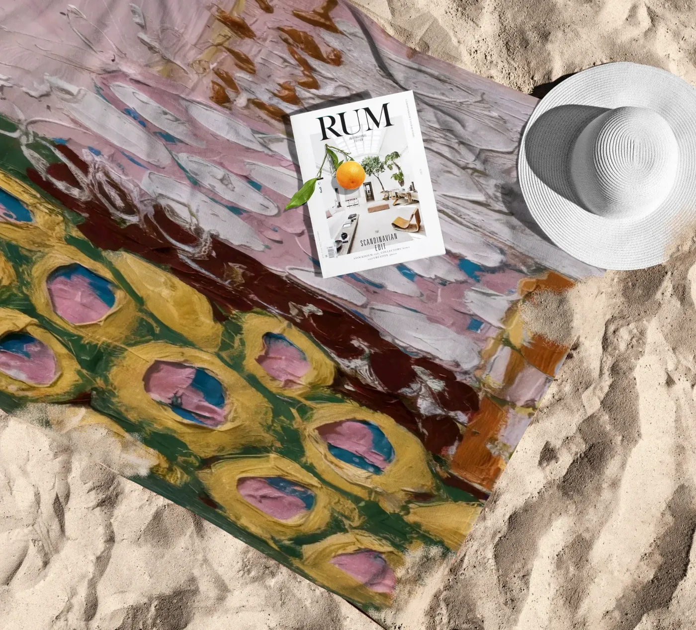 Irdene Blütenhügel Strandtuch von Sublime Layers