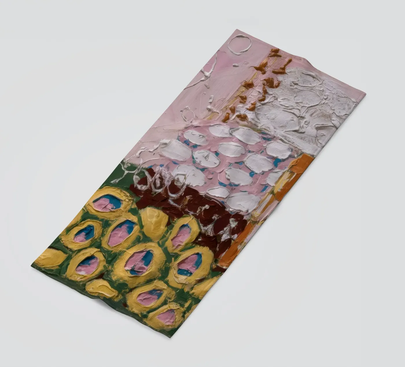 Irdene Blütenhügel Strandtuch von Sublime Layers