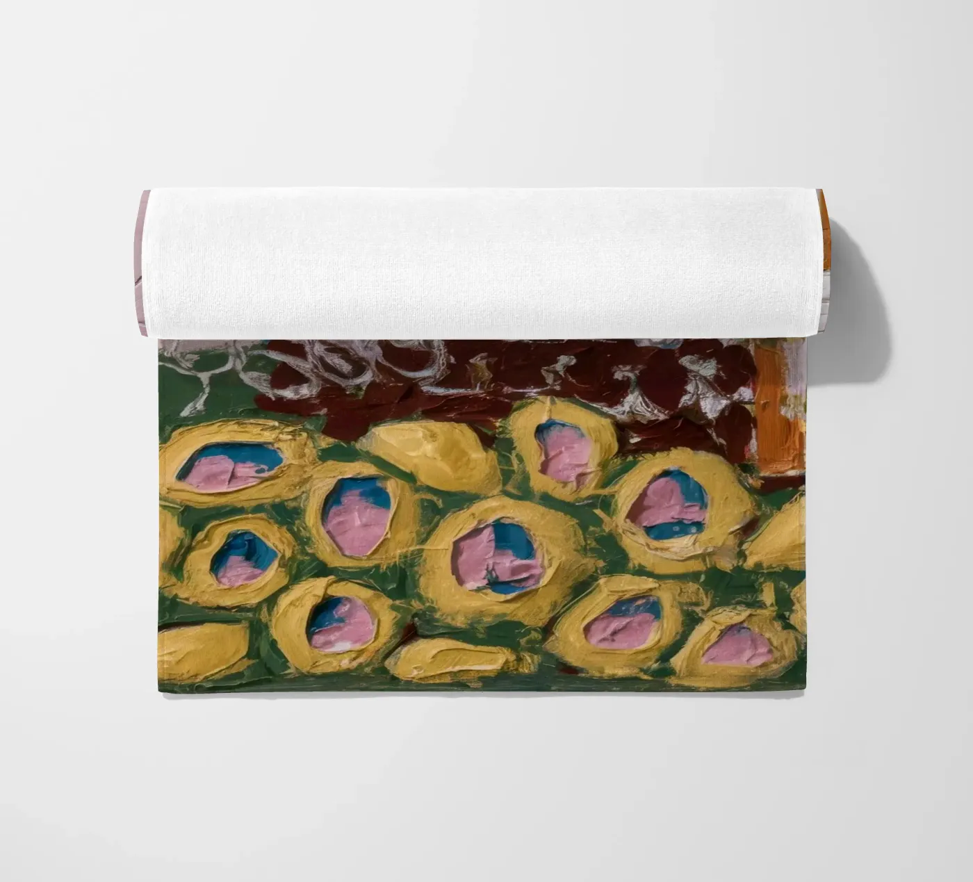 Irdene Blütenhügel Strandtuch von Sublime Layers