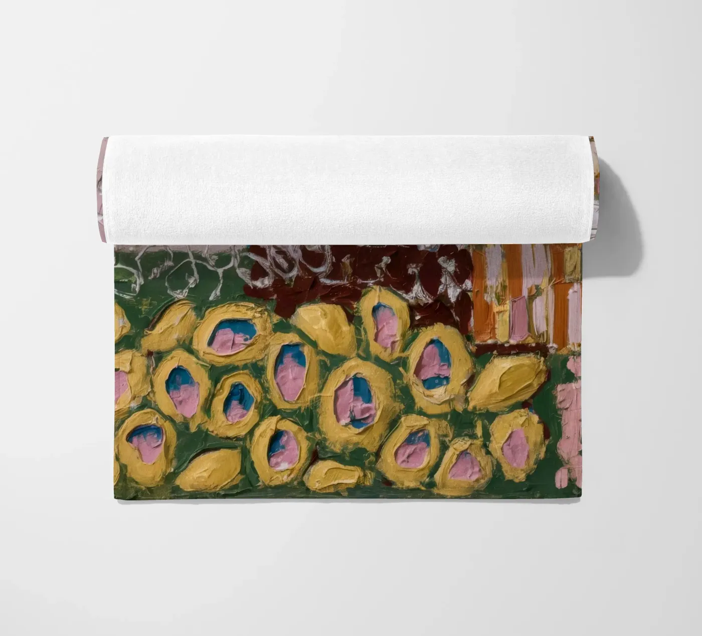 Irdene Blütenhügel Strandtuch von Sublime Layers