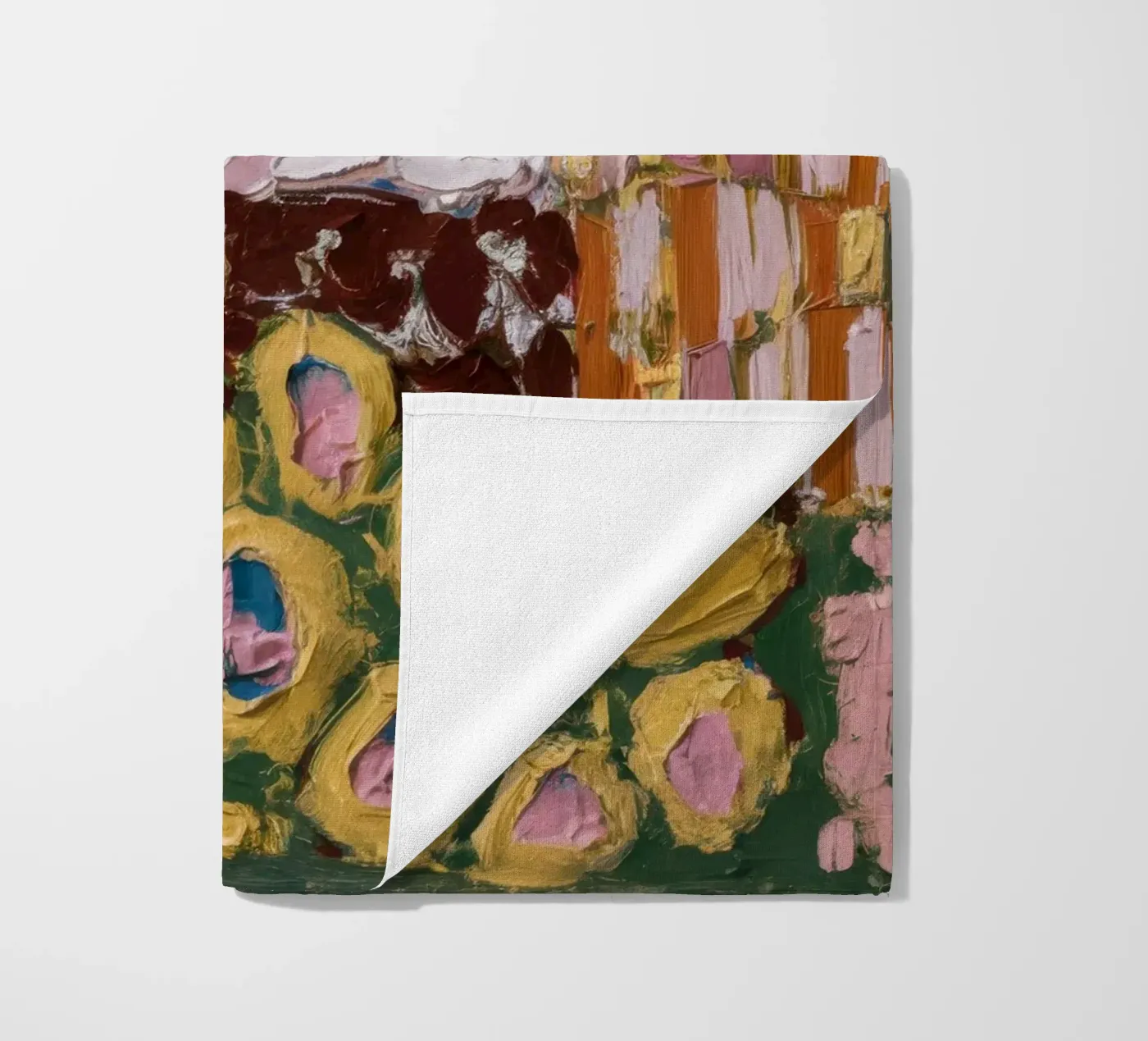 Irdene Blütenhügel Strandtuch von Sublime Layers