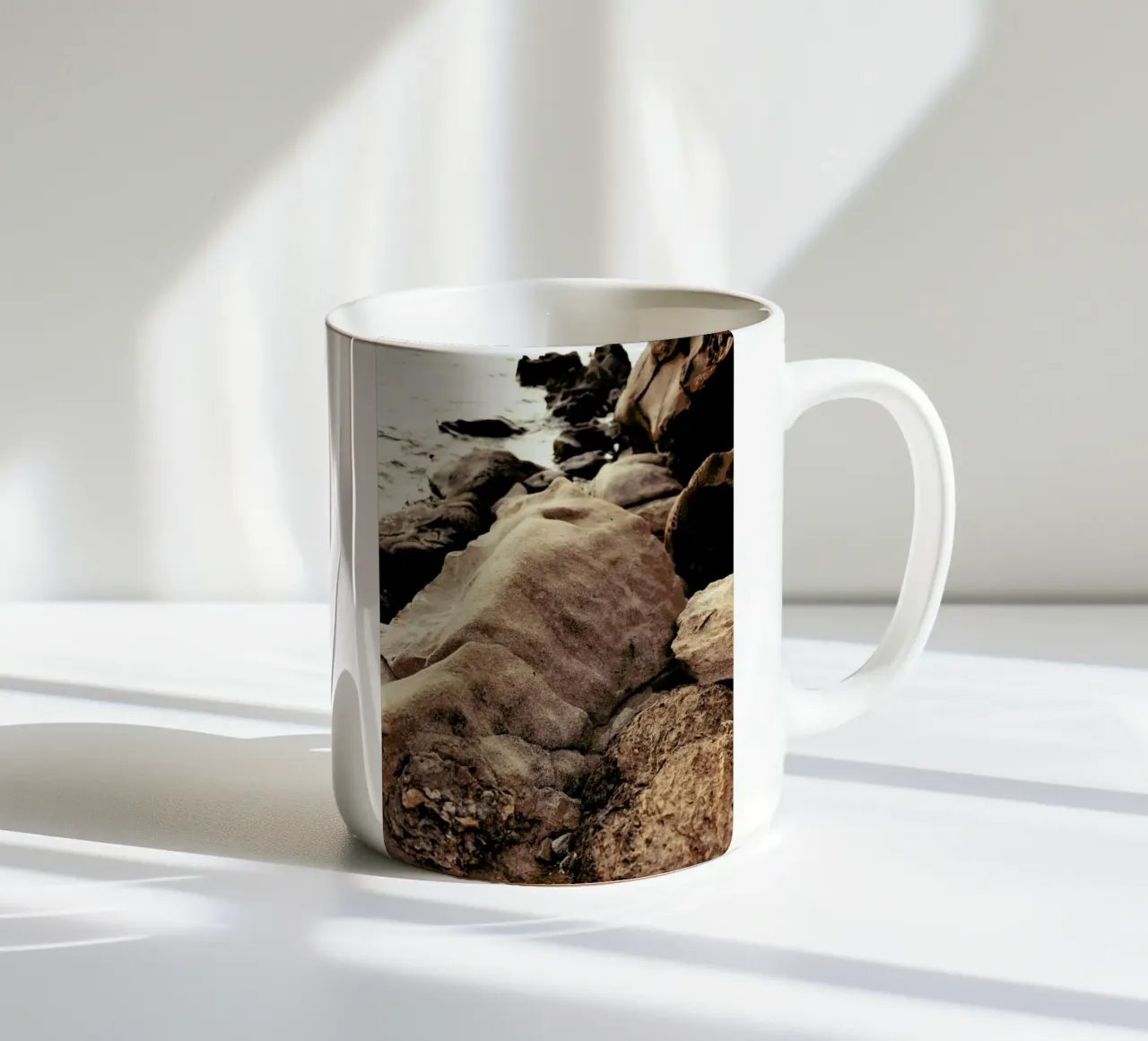 Golden Hour Rocks II tazza in ceramica da Sebastian Hilgetag
