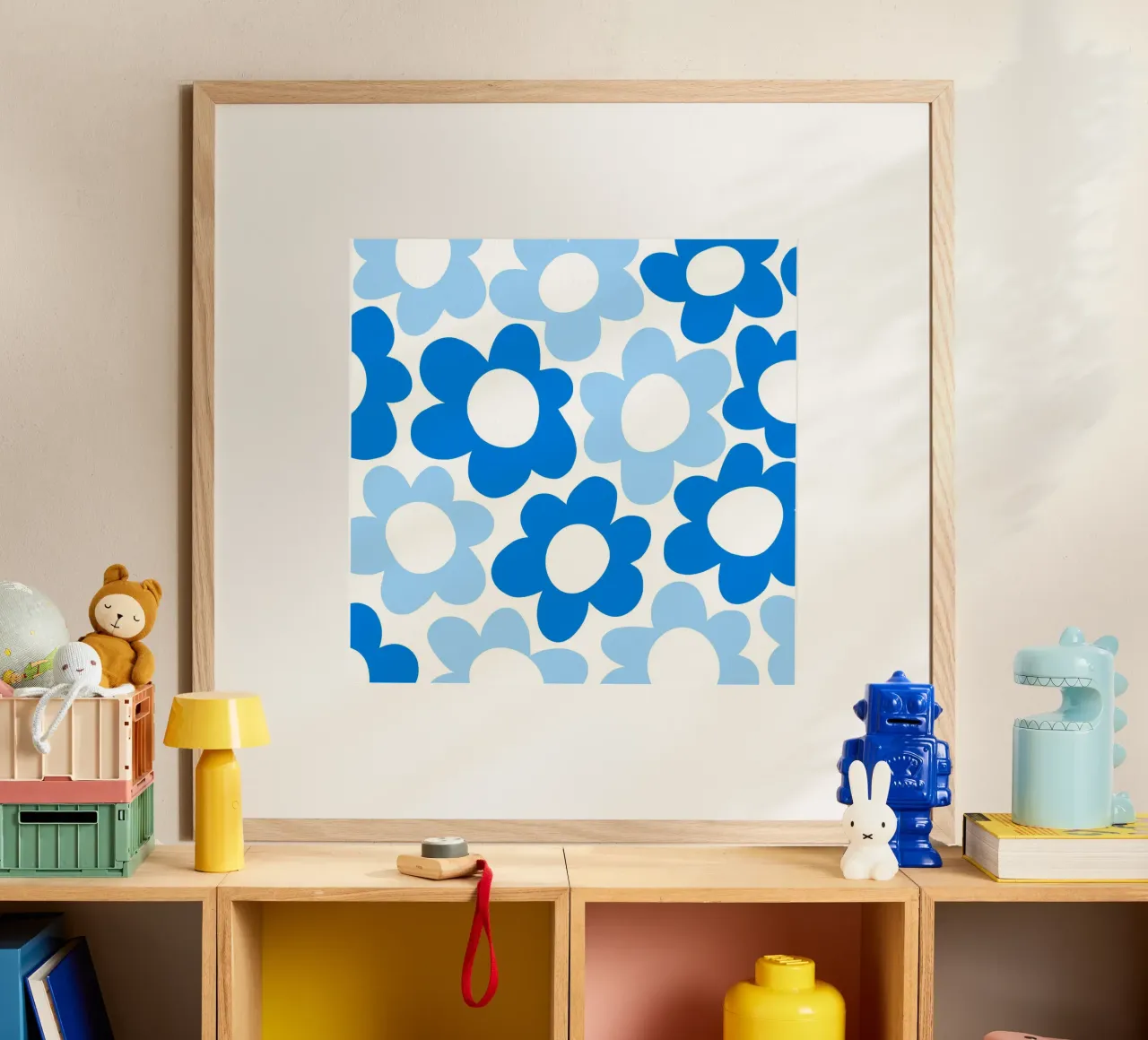 Flower Power minimalista in cielo e blu cobalto poster con telaio in alluminio da Happy Littles