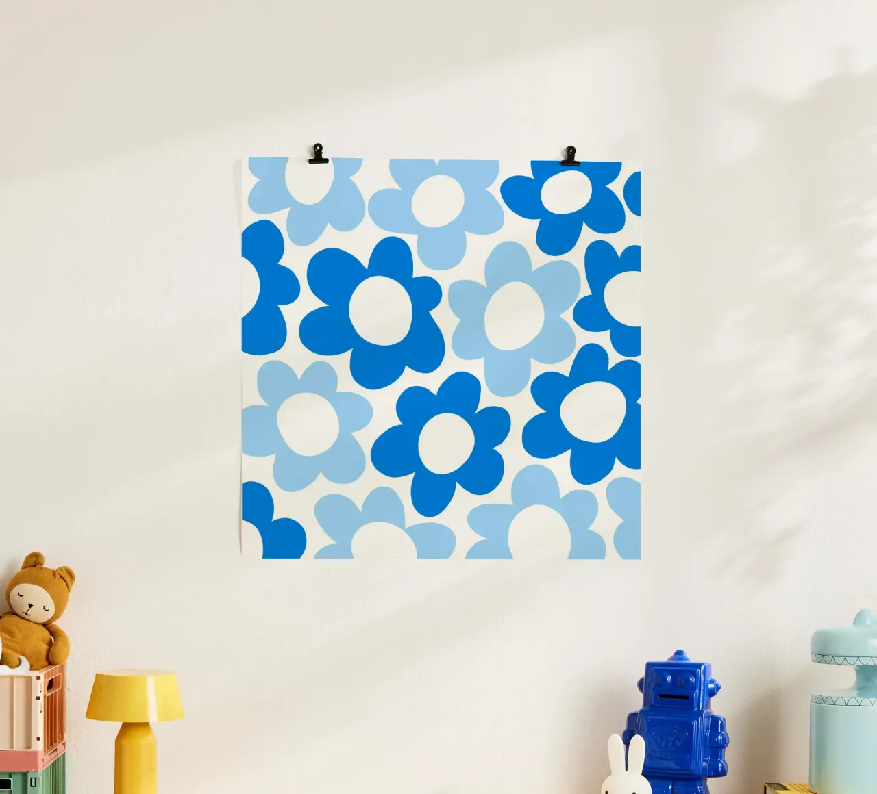 Flower Power minimalista in cielo e blu cobalto poster con telaio in alluminio da Happy Littles