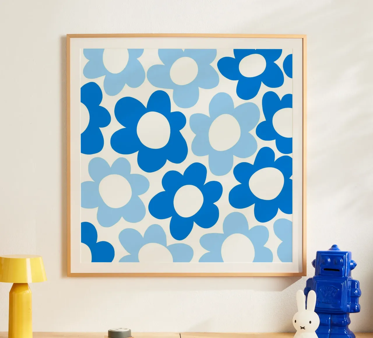 Flower Power minimalista in cielo e blu cobalto poster con telaio in alluminio da Happy Littles