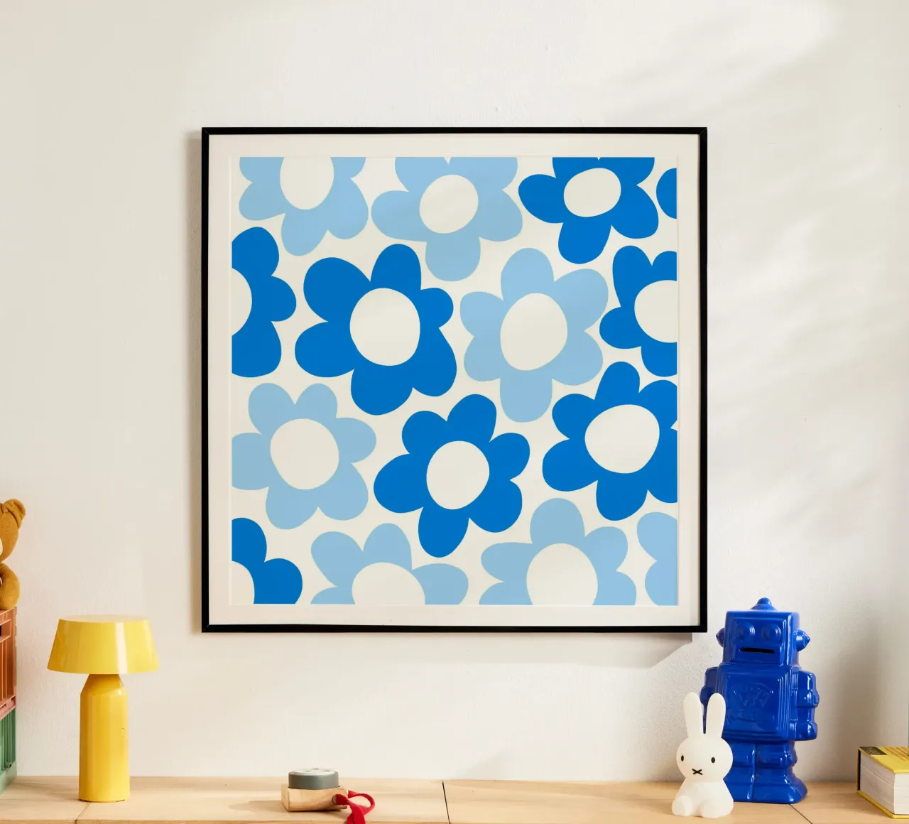 Flower Power minimalista in cielo e blu cobalto poster con telaio in alluminio da Happy Littles