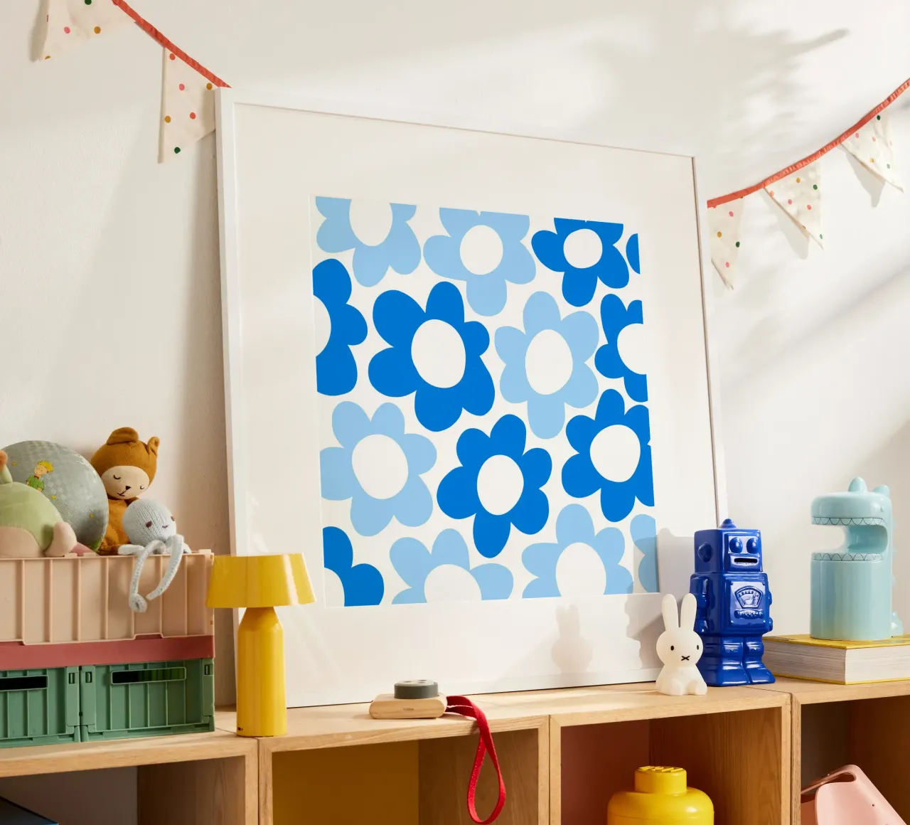 Flower Power minimalista in cielo e blu cobalto poster con telaio in alluminio da Happy Littles