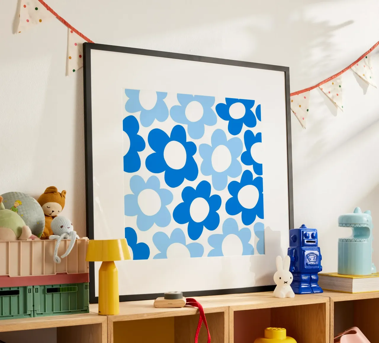 Flower Power minimalista in cielo e blu cobalto poster con telaio in alluminio da Happy Littles