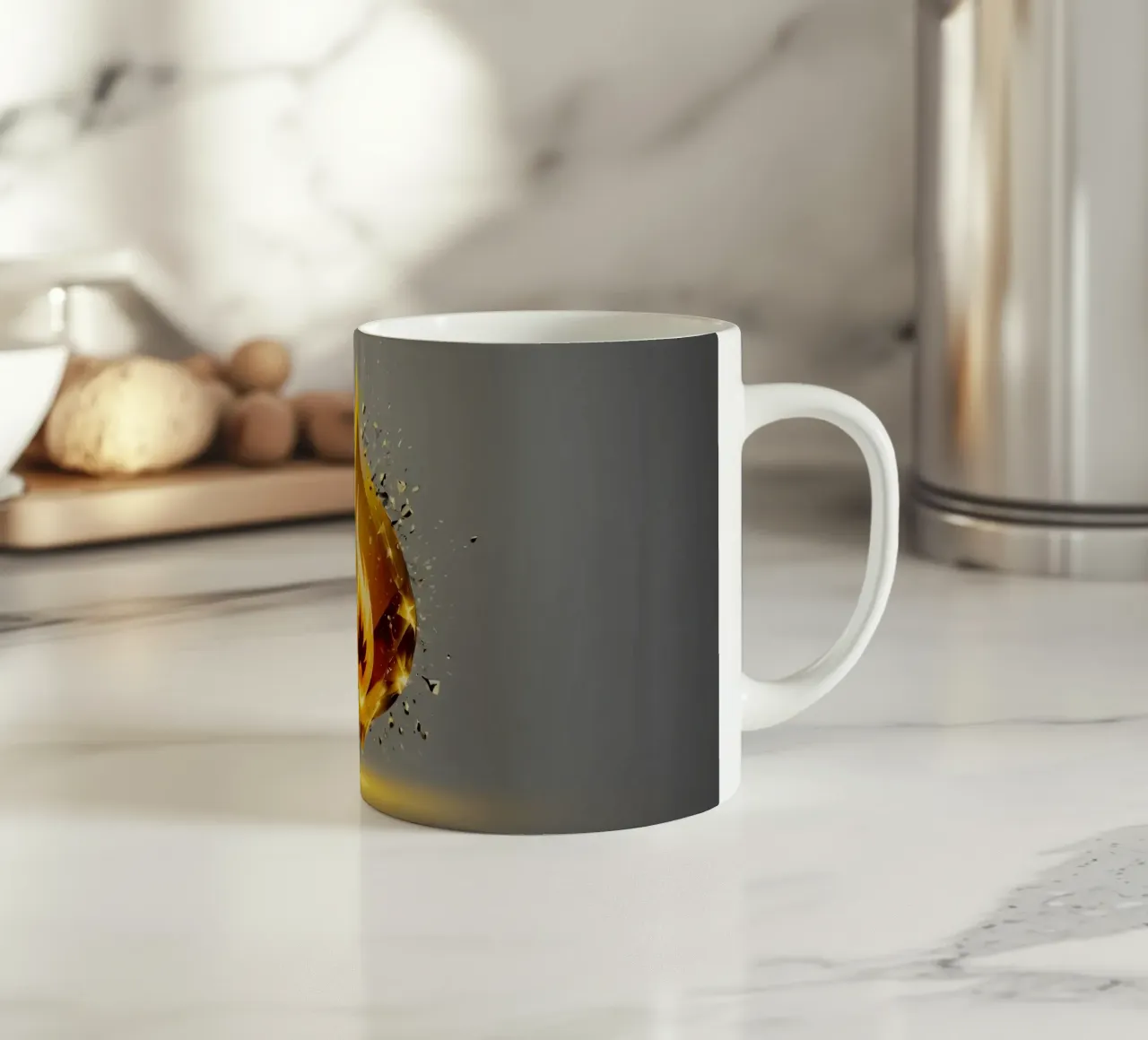 Grafica a fiamma dorata stilizzata con emblema di fuoco e shatter tazza in ceramica da DesignDoodle