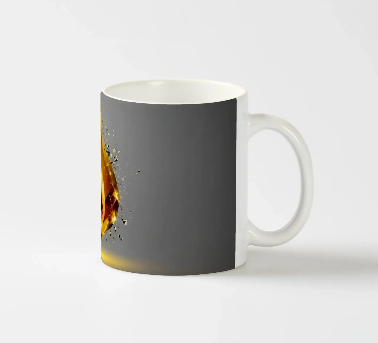 Grafica a fiamma dorata stilizzata con emblema di fuoco e shatter tazza in ceramica da DesignDoodle