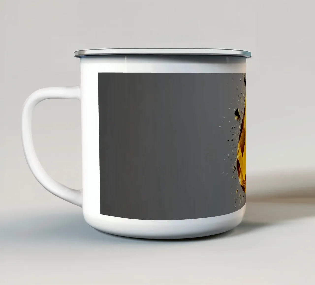 Grafica a fiamma dorata stilizzata con emblema di fuoco e shatter tazza in smalto da DesignDoodle