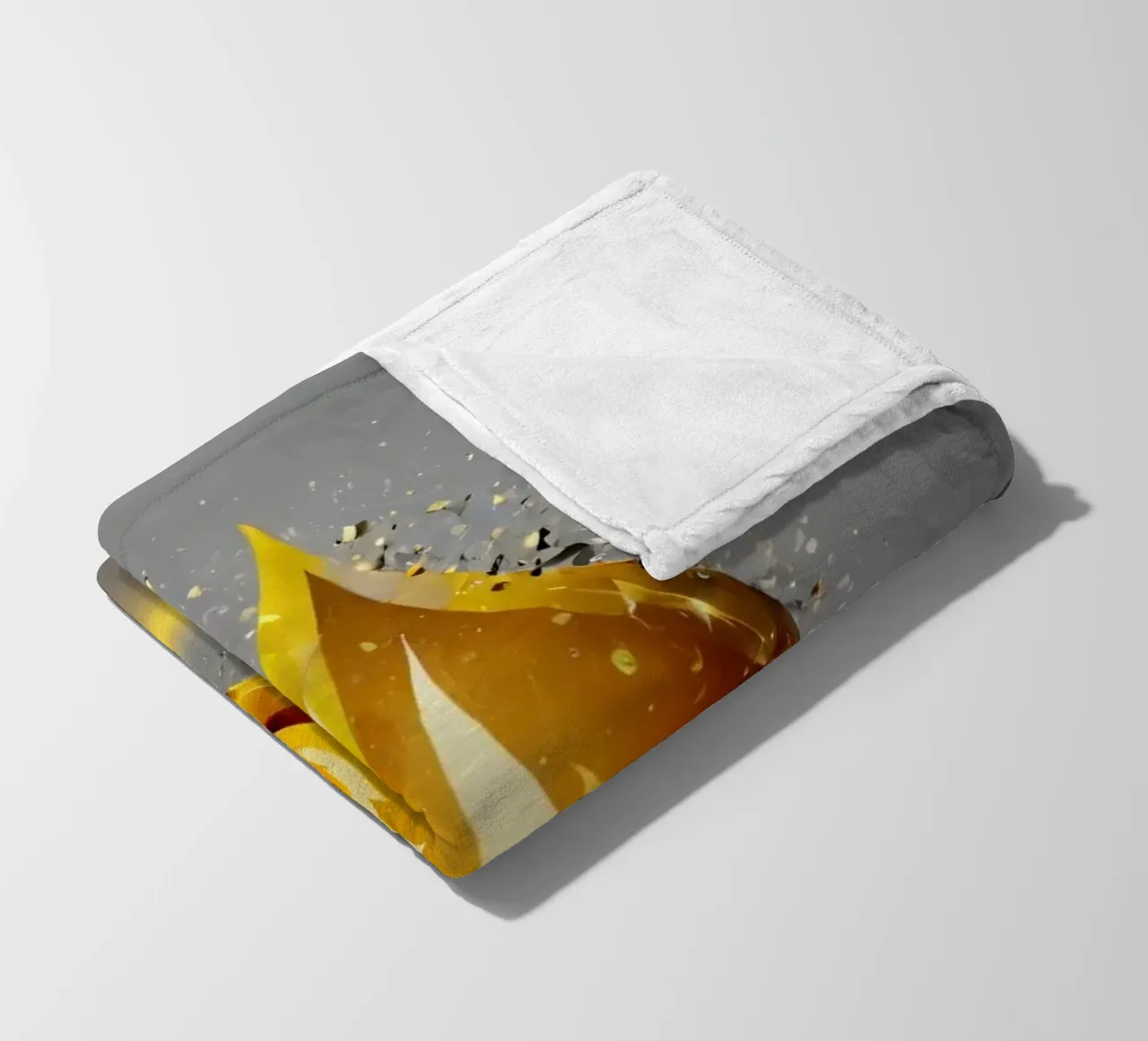 Grafica a fiamma dorata stilizzata con emblema di fuoco e shatter coperta in pile da DesignDoodle