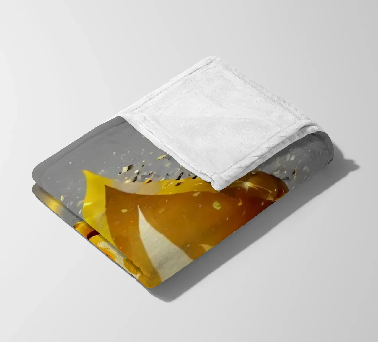 Grafica a fiamma dorata stilizzata con emblema di fuoco e shatter coperta in pile da DesignDoodle