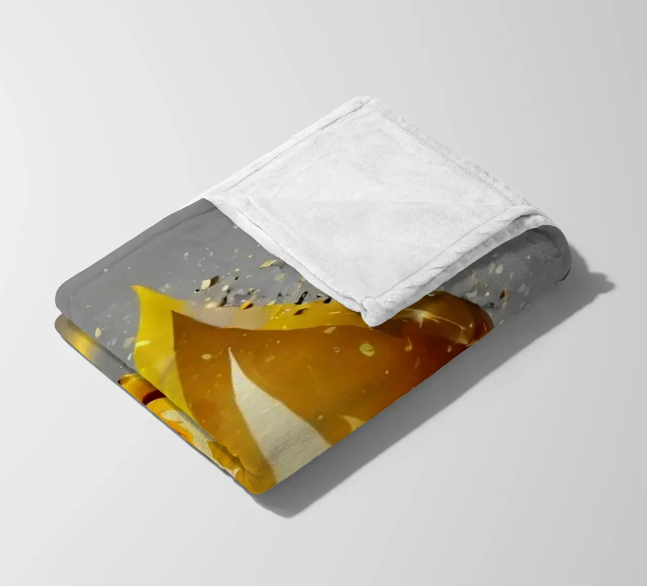 Grafica a fiamma dorata stilizzata con emblema di fuoco e shatter coperta in pile da DesignDoodle