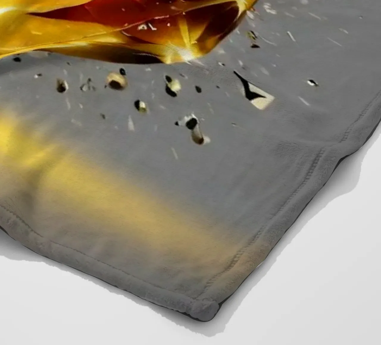 Grafica a fiamma dorata stilizzata con emblema di fuoco e shatter coperta in pile da DesignDoodle