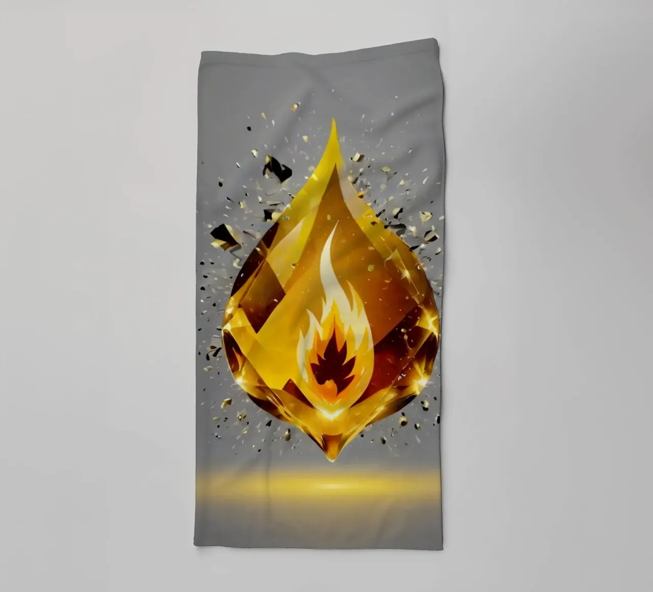 Grafica a fiamma dorata stilizzata con emblema di fuoco e shatter asciugamano da bagno da DesignDoodle