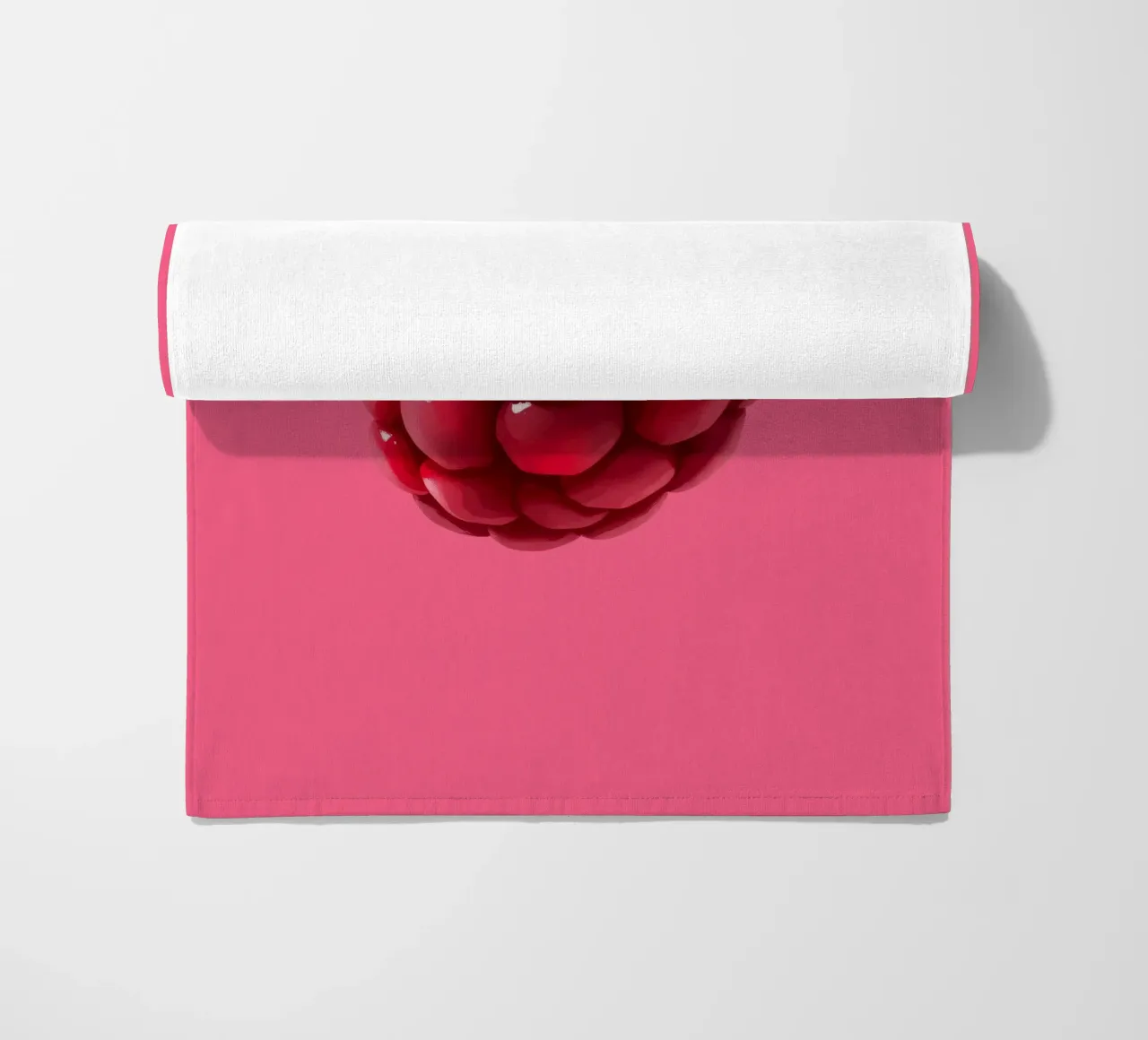 Lampone fresco su sfondo rosa telo mare da DesignDoodle