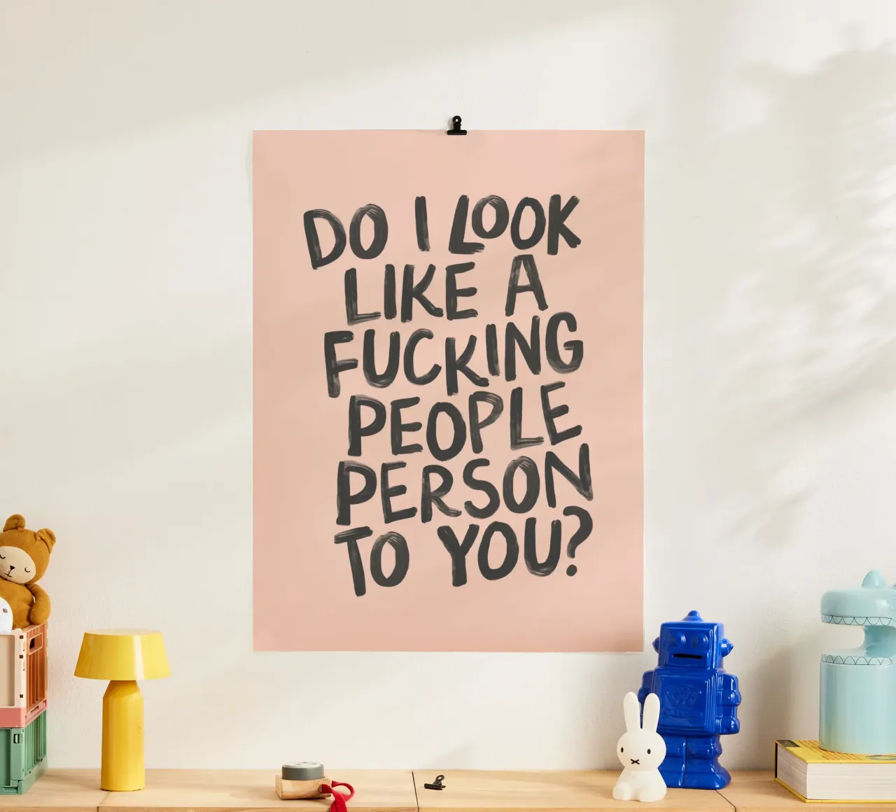 Ti sembro una fottuta persona? Tipografia poster con telaio in legno da THE MOTIVATED TYPE