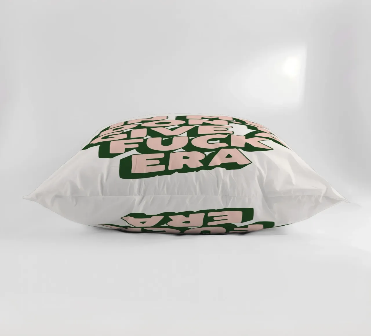 Nel mio design tipografico sarcastico dell'era Don't Give a Fuck cuscino da THE MOTIVATED TYPE