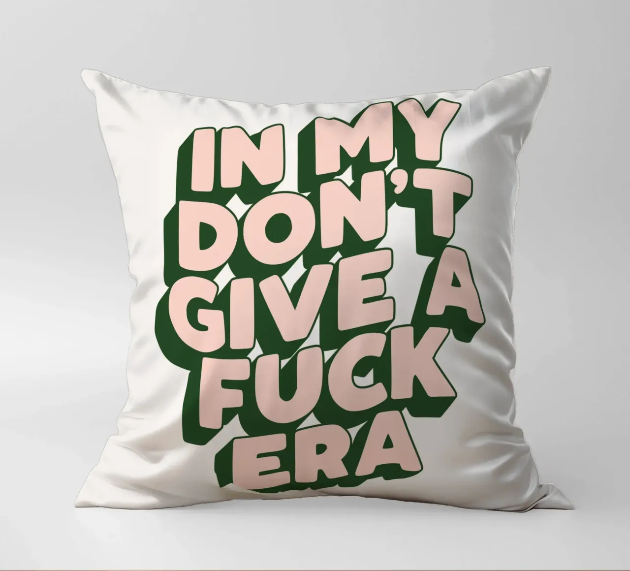 Nel mio design tipografico sarcastico dell'era Don't Give a Fuck cuscino da THE MOTIVATED TYPE