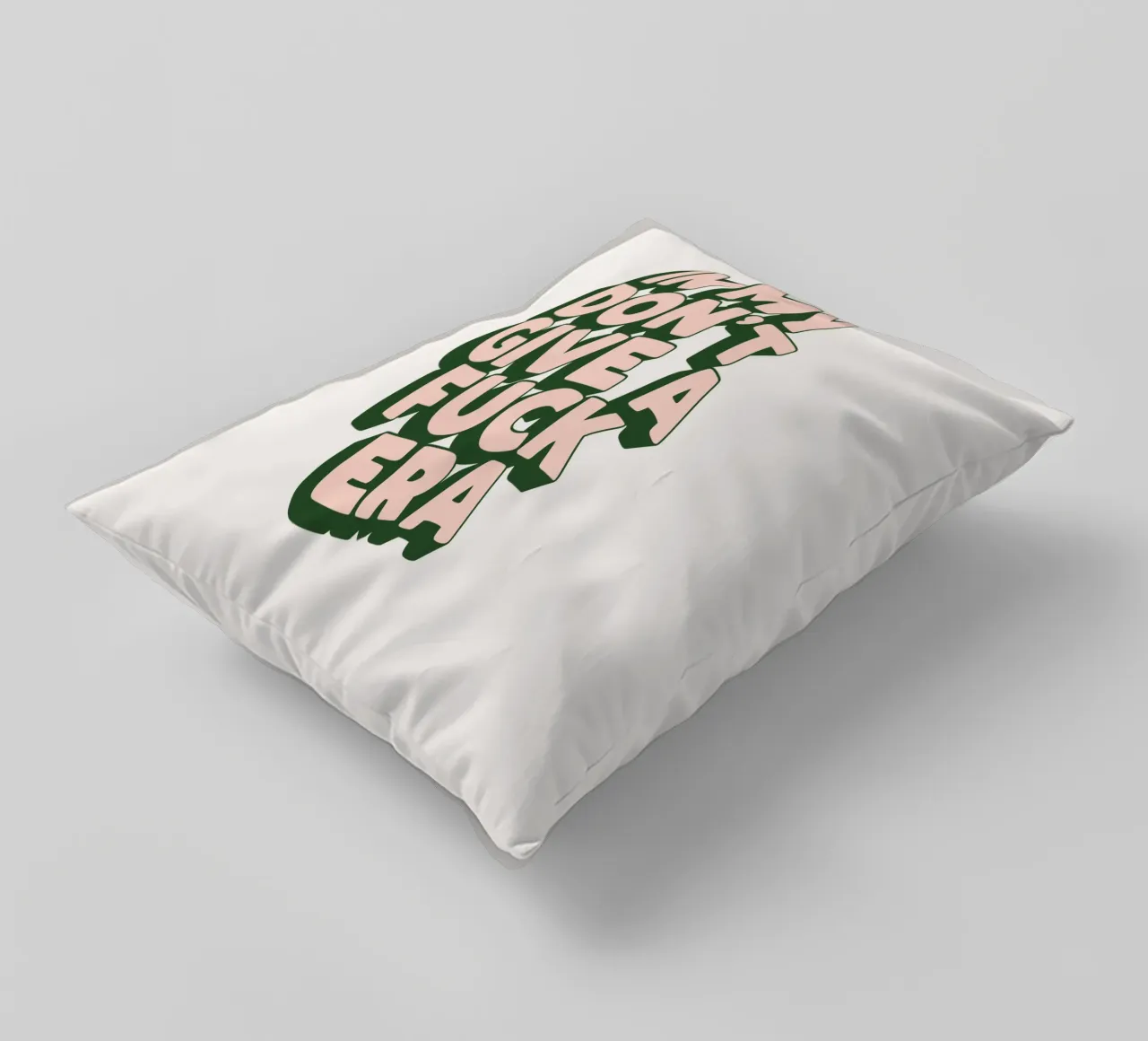 Nel mio design tipografico sarcastico dell'era Don't Give a Fuck cuscino da THE MOTIVATED TYPE