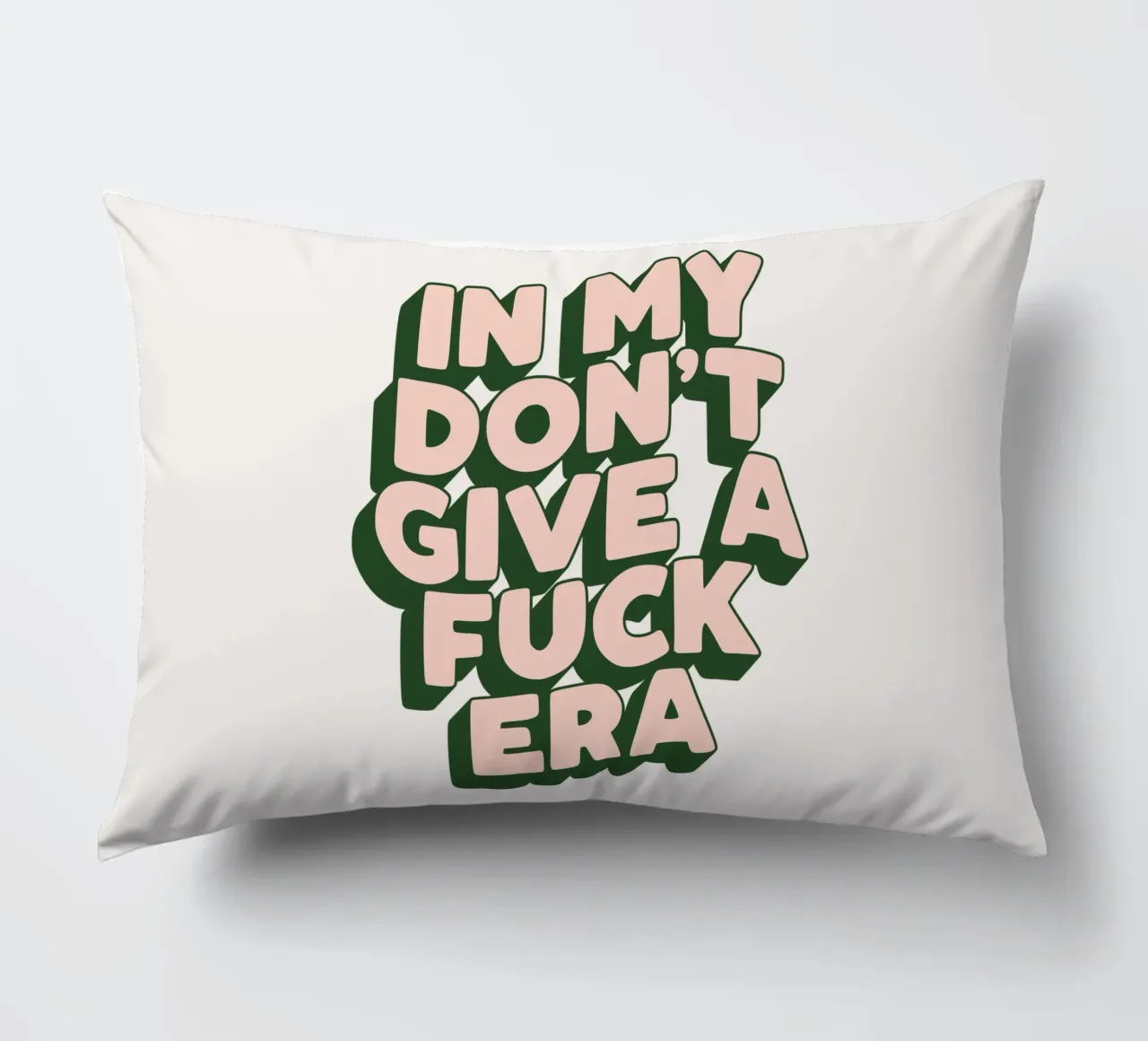 Nel mio design tipografico sarcastico dell'era Don't Give a Fuck cuscino da THE MOTIVATED TYPE