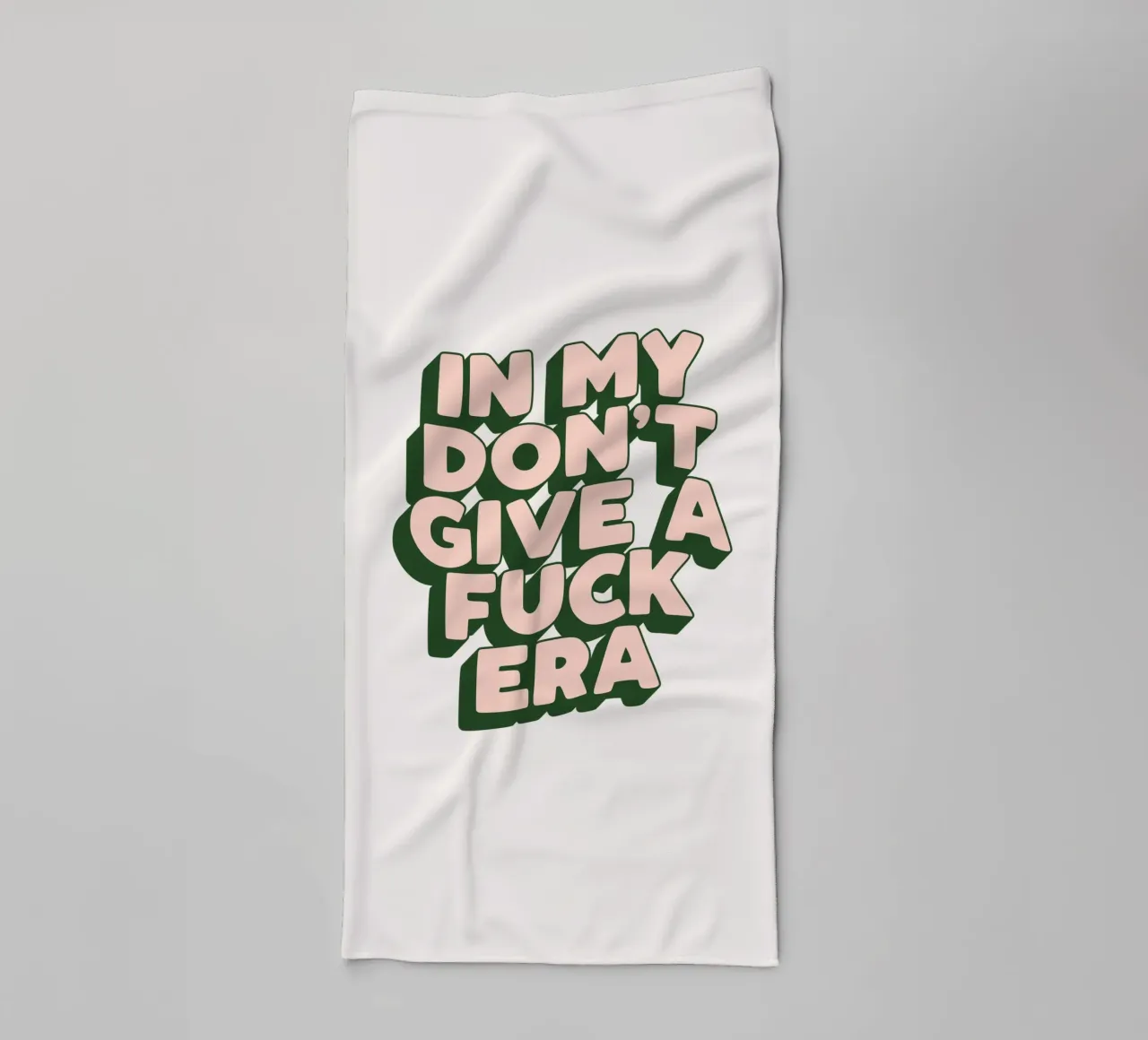 Nel mio design tipografico sarcastico dell'era Don't Give a Fuck asciugamano da bagno da THE MOTIVATED TYPE