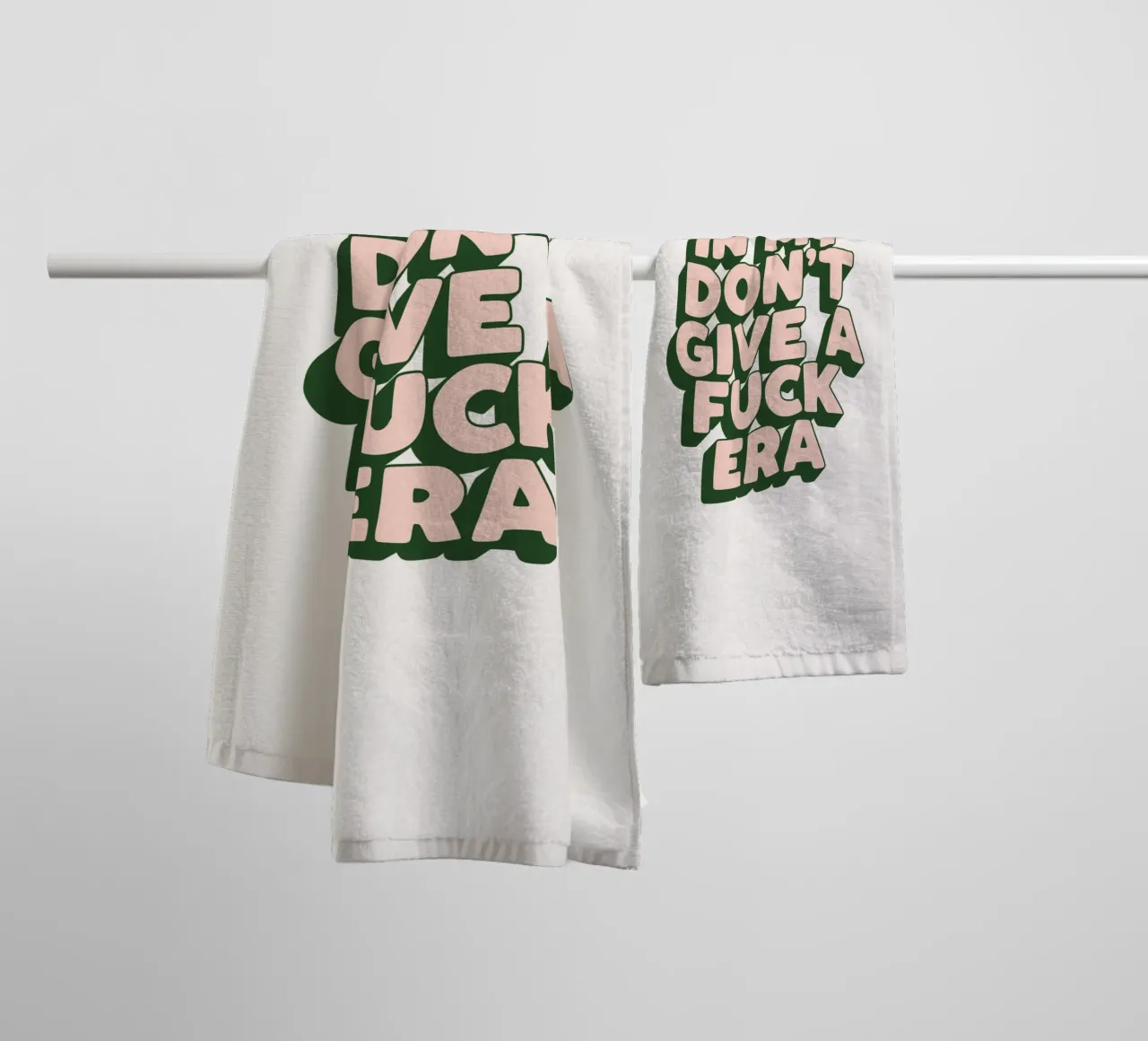 Nel mio design tipografico sarcastico dell'era Don't Give a Fuck asciugamano da bagno da THE MOTIVATED TYPE