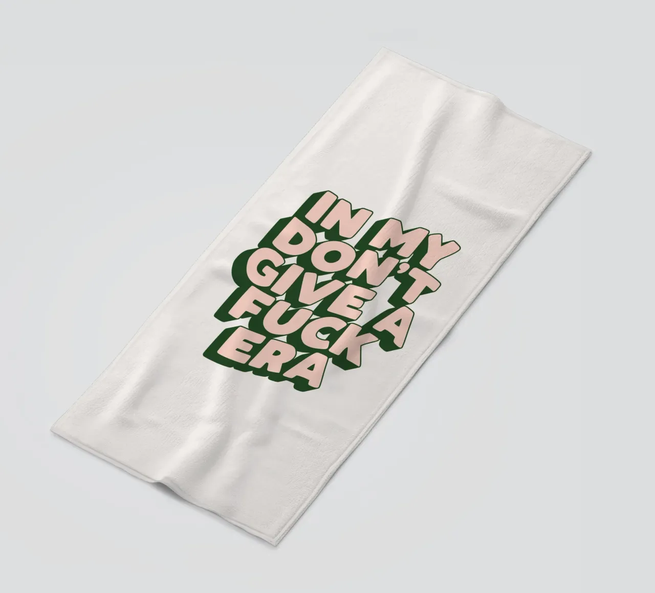 Nel mio design tipografico sarcastico dell'era Don't Give a Fuck telo mare da THE MOTIVATED TYPE