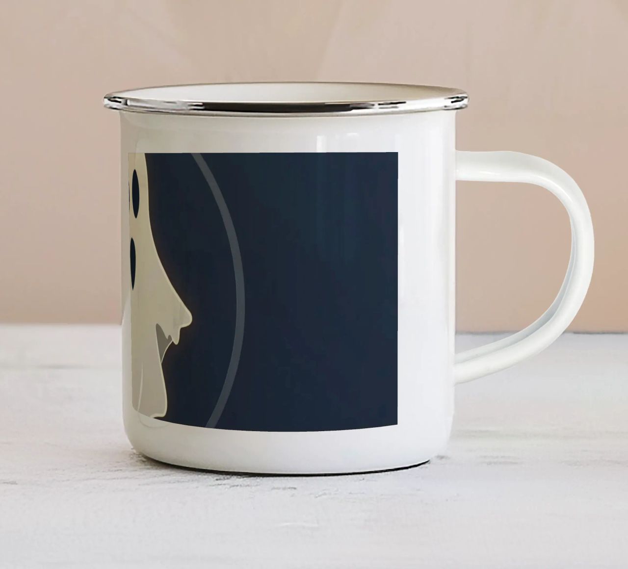 Fantasma dei cartoni animati con espressione sorpresa su sfondo scuro tazza in smalto da DesignDoodle
