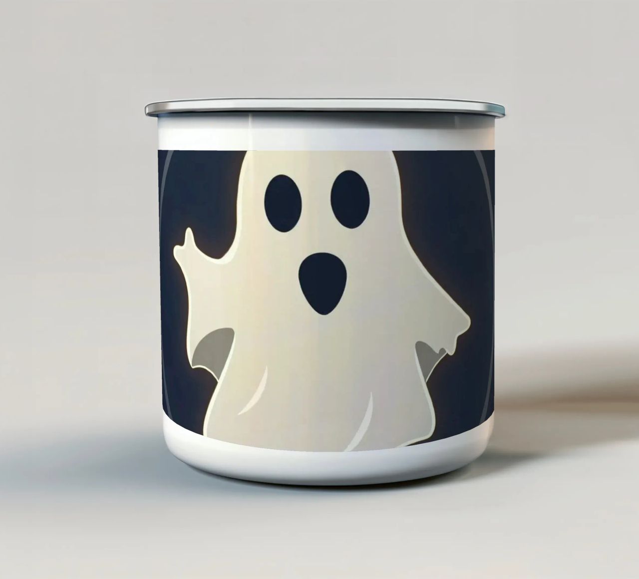 Fantasma dei cartoni animati con espressione sorpresa su sfondo scuro tazza in smalto da DesignDoodle
