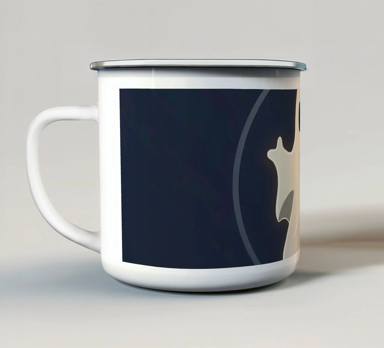 Fantasma dei cartoni animati con espressione sorpresa su sfondo scuro tazza in smalto da DesignDoodle