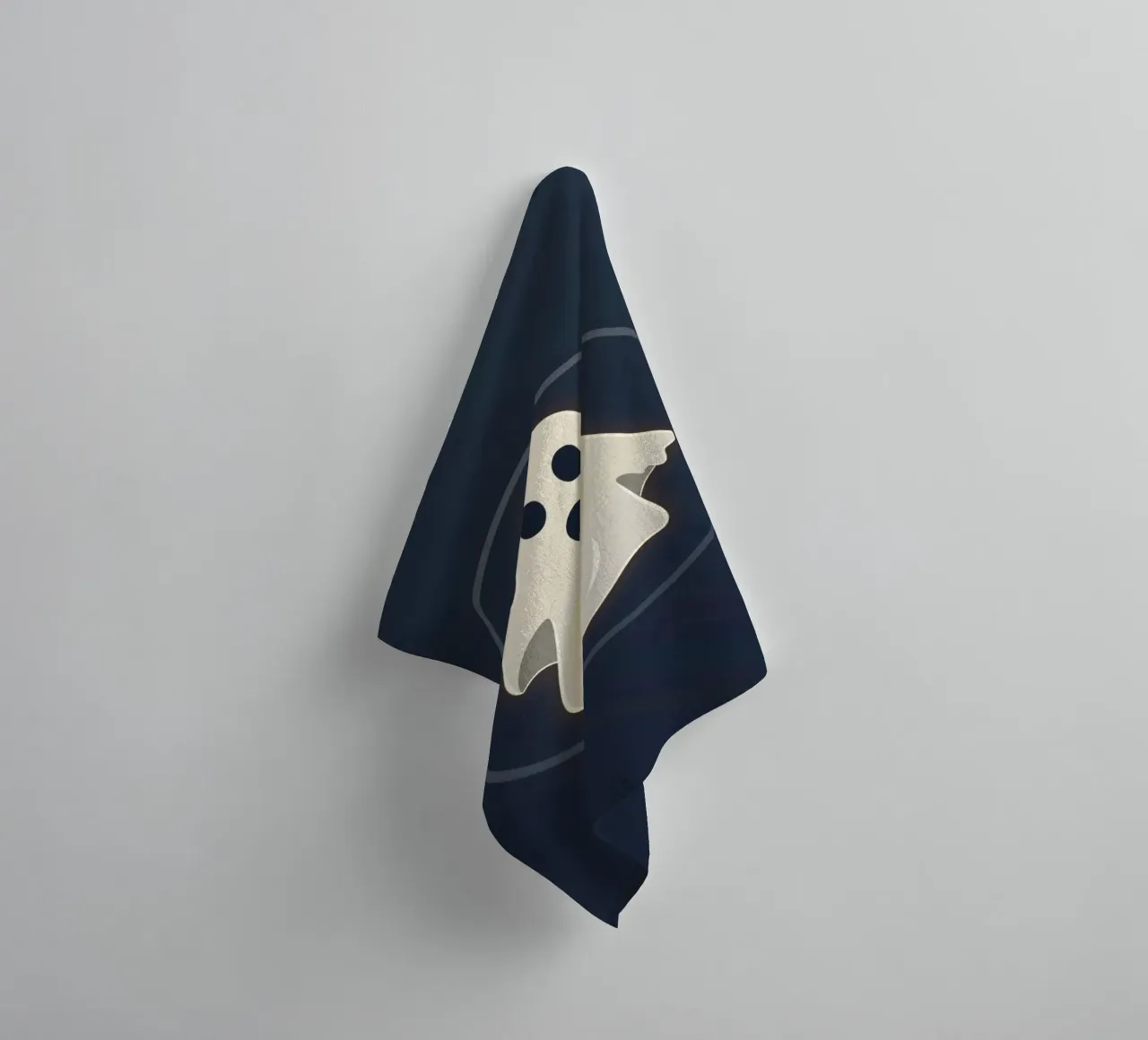 Fantasma dei cartoni animati con espressione sorpresa su sfondo scuro asciugamano da bagno da DesignDoodle