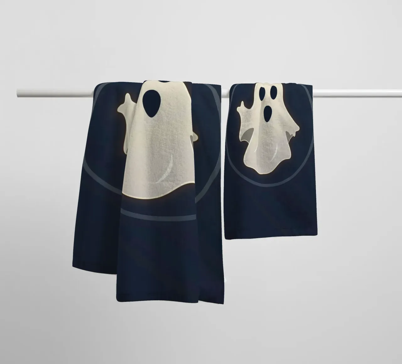 Fantasma dei cartoni animati con espressione sorpresa su sfondo scuro asciugamano da bagno da DesignDoodle