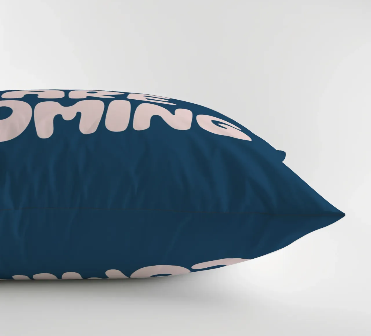 Design tipografico in rosa e blu: le cose belle stanno arrivando cuscino da THE MOTIVATED TYPE