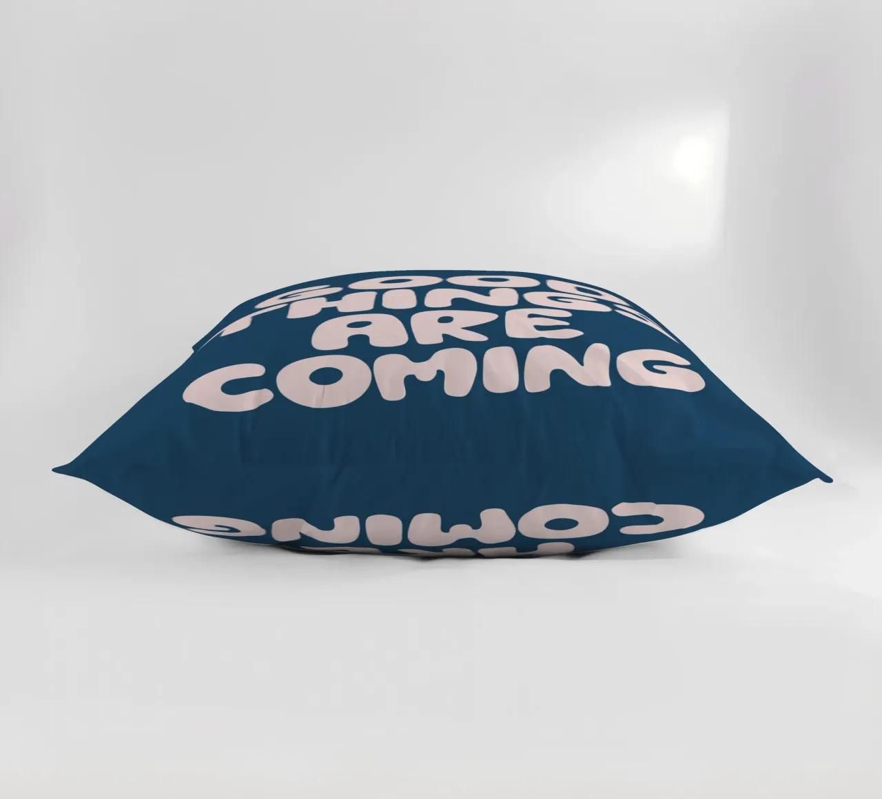 Design tipografico in rosa e blu: le cose belle stanno arrivando cuscino da THE MOTIVATED TYPE