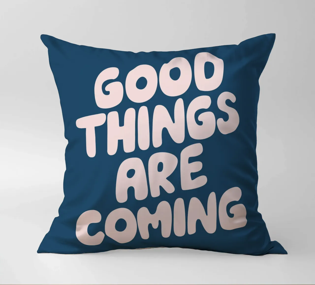 Design tipografico in rosa e blu: le cose belle stanno arrivando cuscino da THE MOTIVATED TYPE