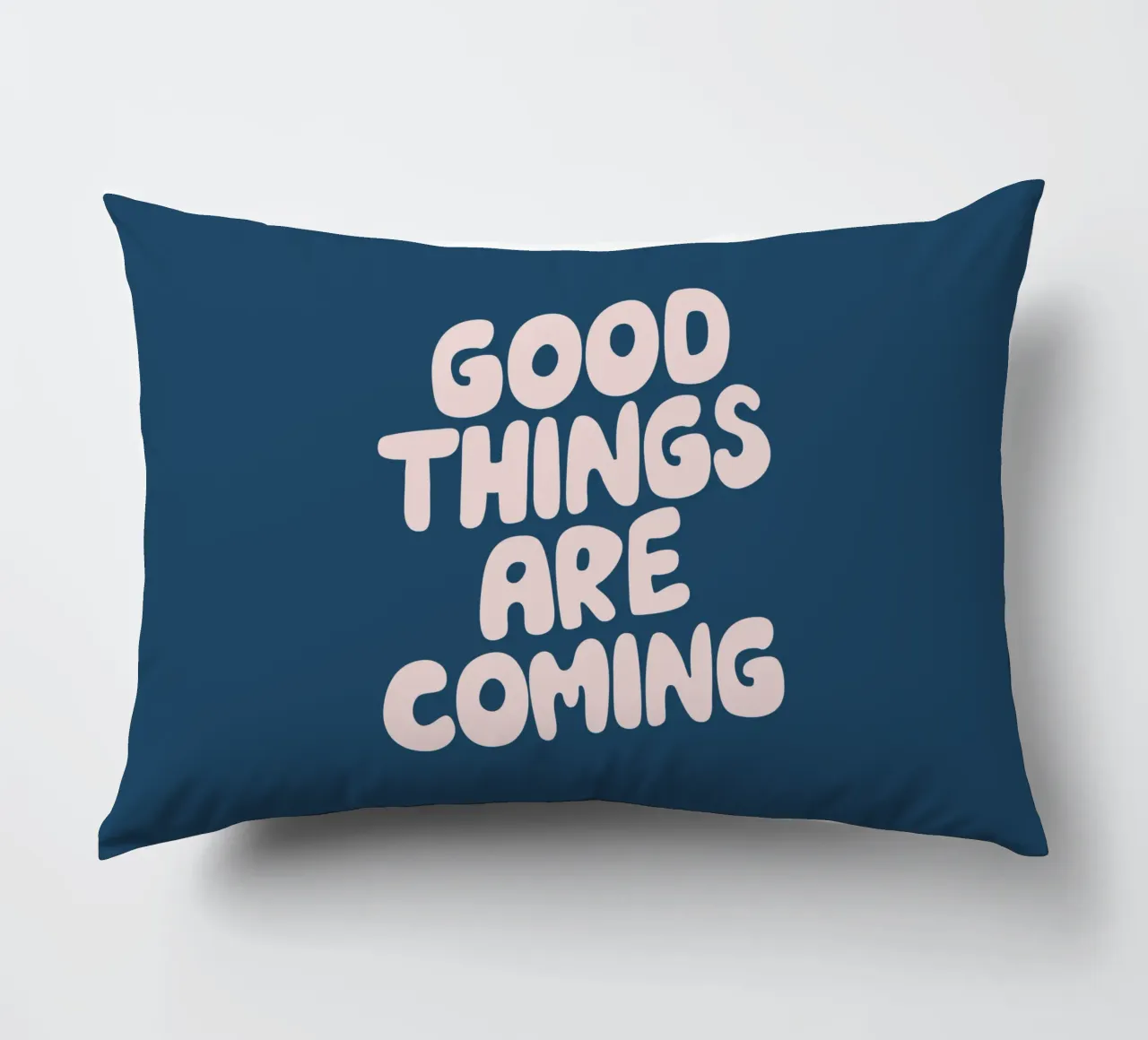 Design tipografico in rosa e blu: le cose belle stanno arrivando cuscino da THE MOTIVATED TYPE