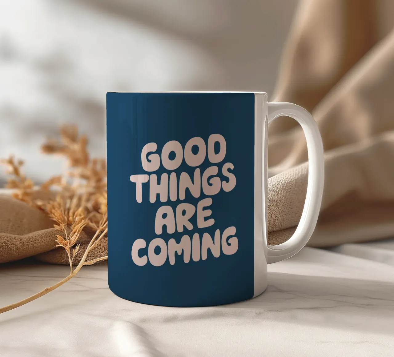 Design tipografico in rosa e blu: le cose belle stanno arrivando tazza in ceramica da THE MOTIVATED TYPE
