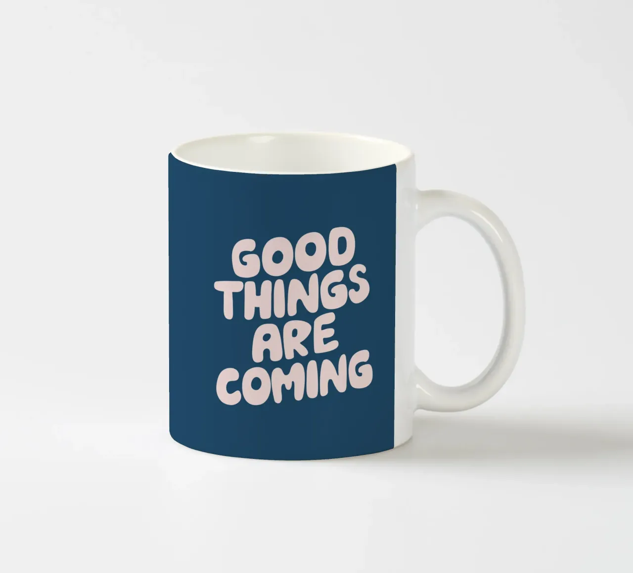 Design tipografico in rosa e blu: le cose belle stanno arrivando tazza in ceramica da THE MOTIVATED TYPE