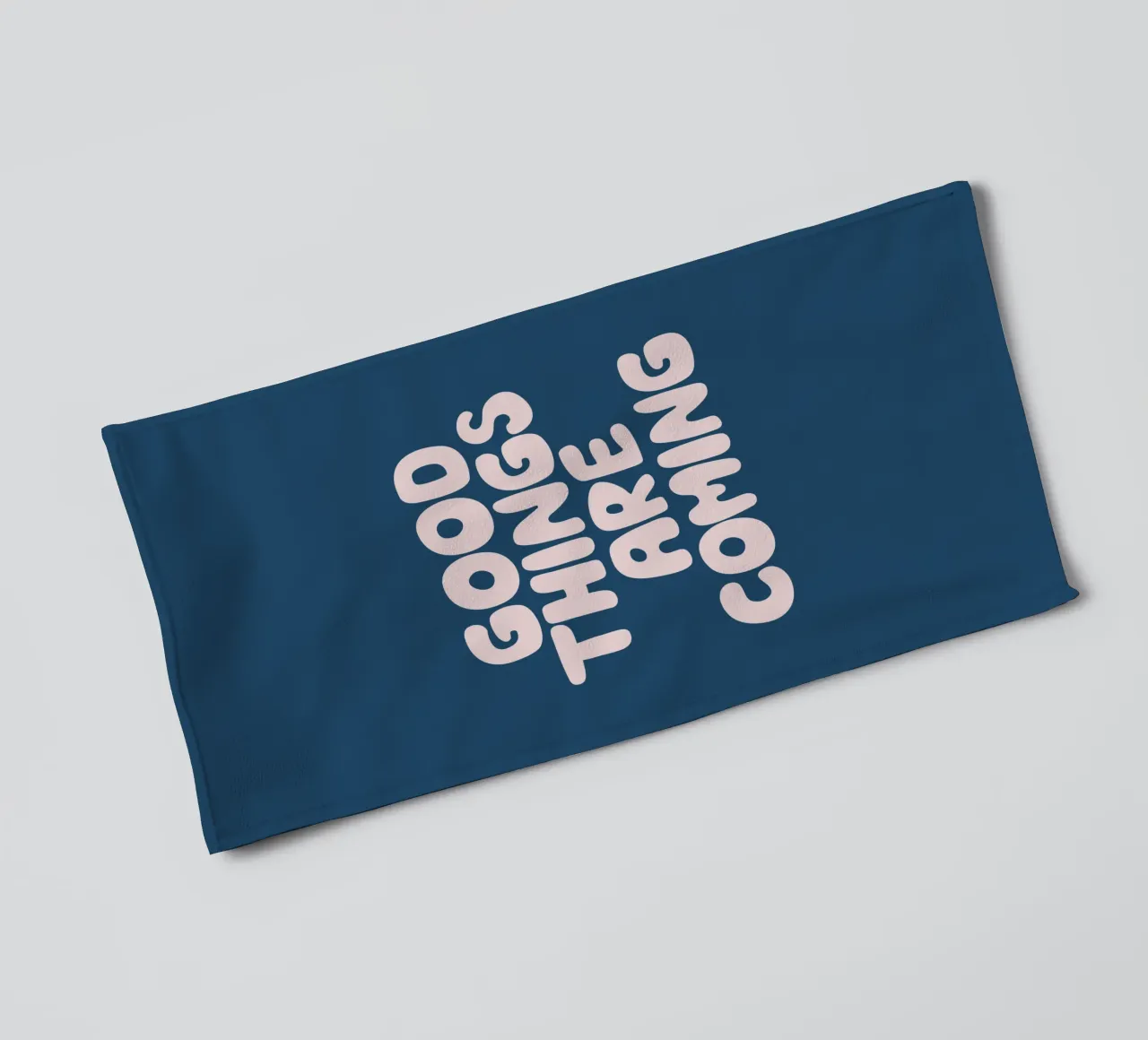 Design tipografico in rosa e blu: le cose belle stanno arrivando asciugamano da bagno da THE MOTIVATED TYPE
