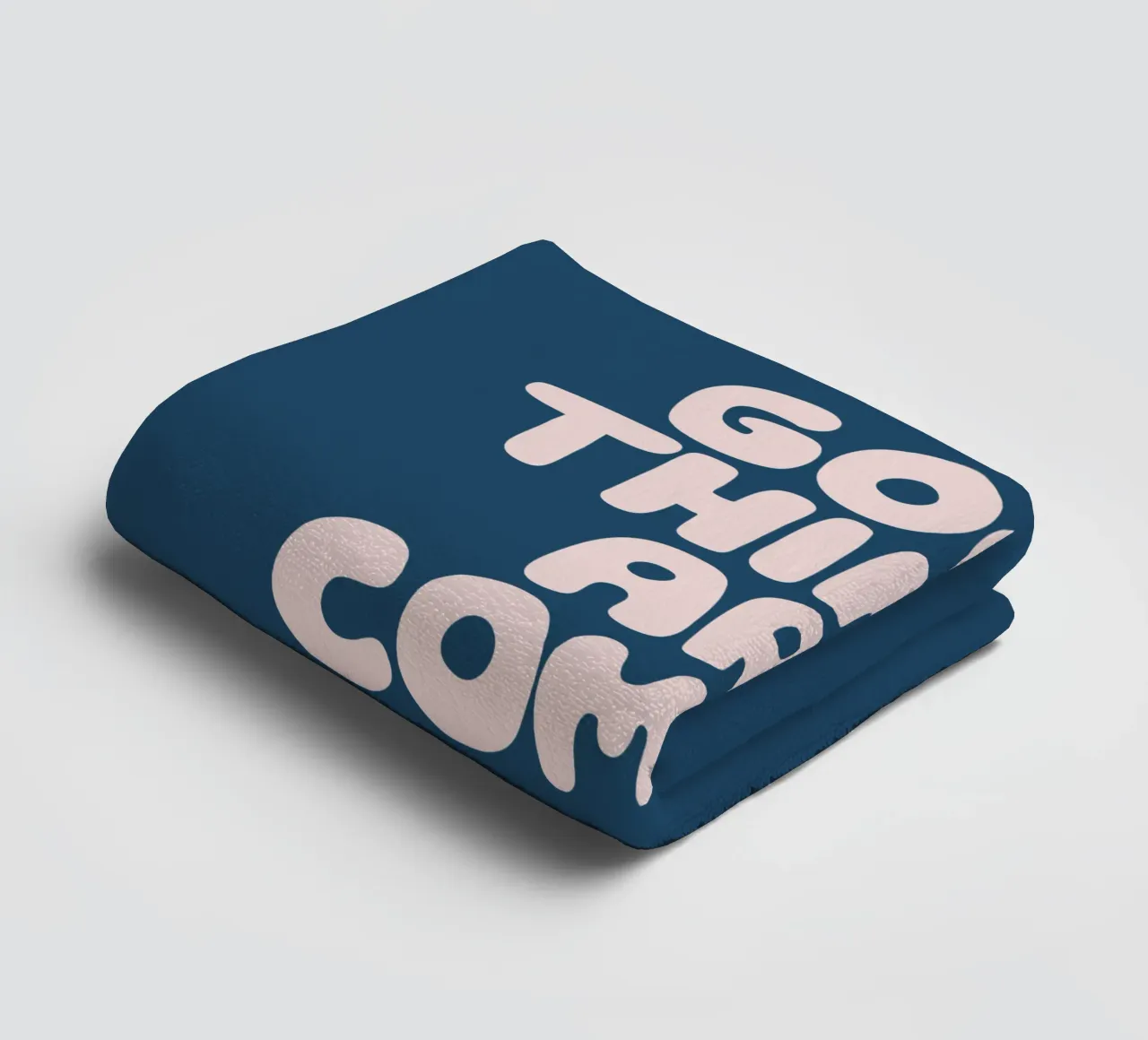 Design tipografico in rosa e blu: le cose belle stanno arrivando asciugamano da bagno da THE MOTIVATED TYPE