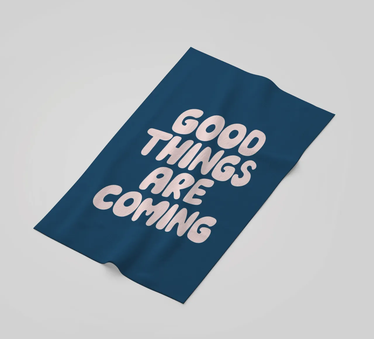 Design tipografico in rosa e blu: le cose belle stanno arrivando telo mare da THE MOTIVATED TYPE