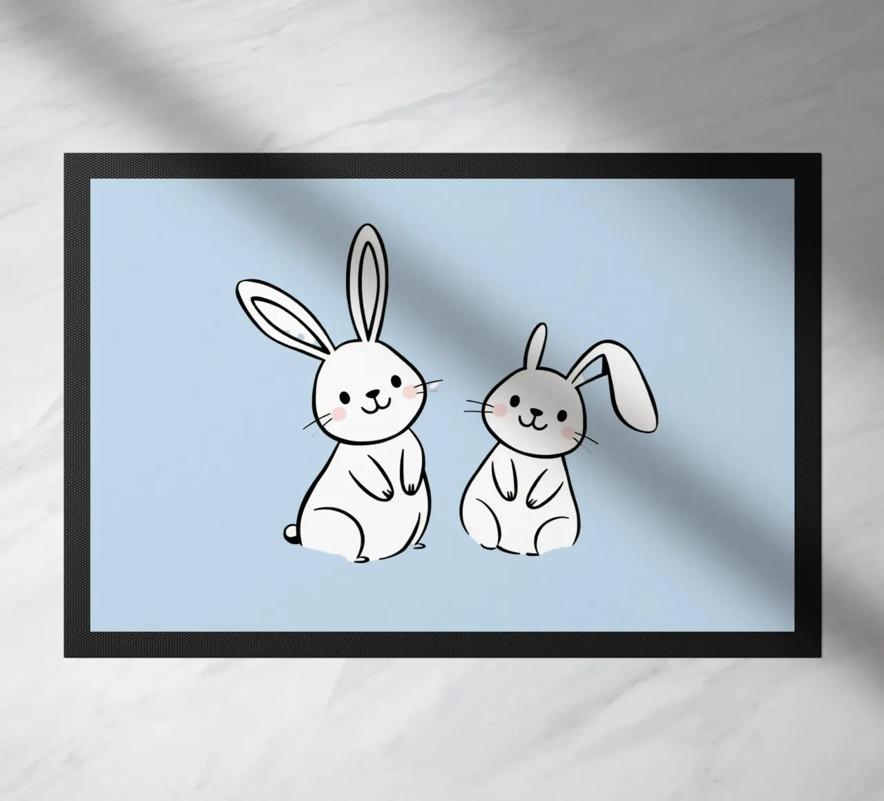 Due adorabili conigli in piedi insieme in una simpatica opera d'arte zerbino da DesignDoodle