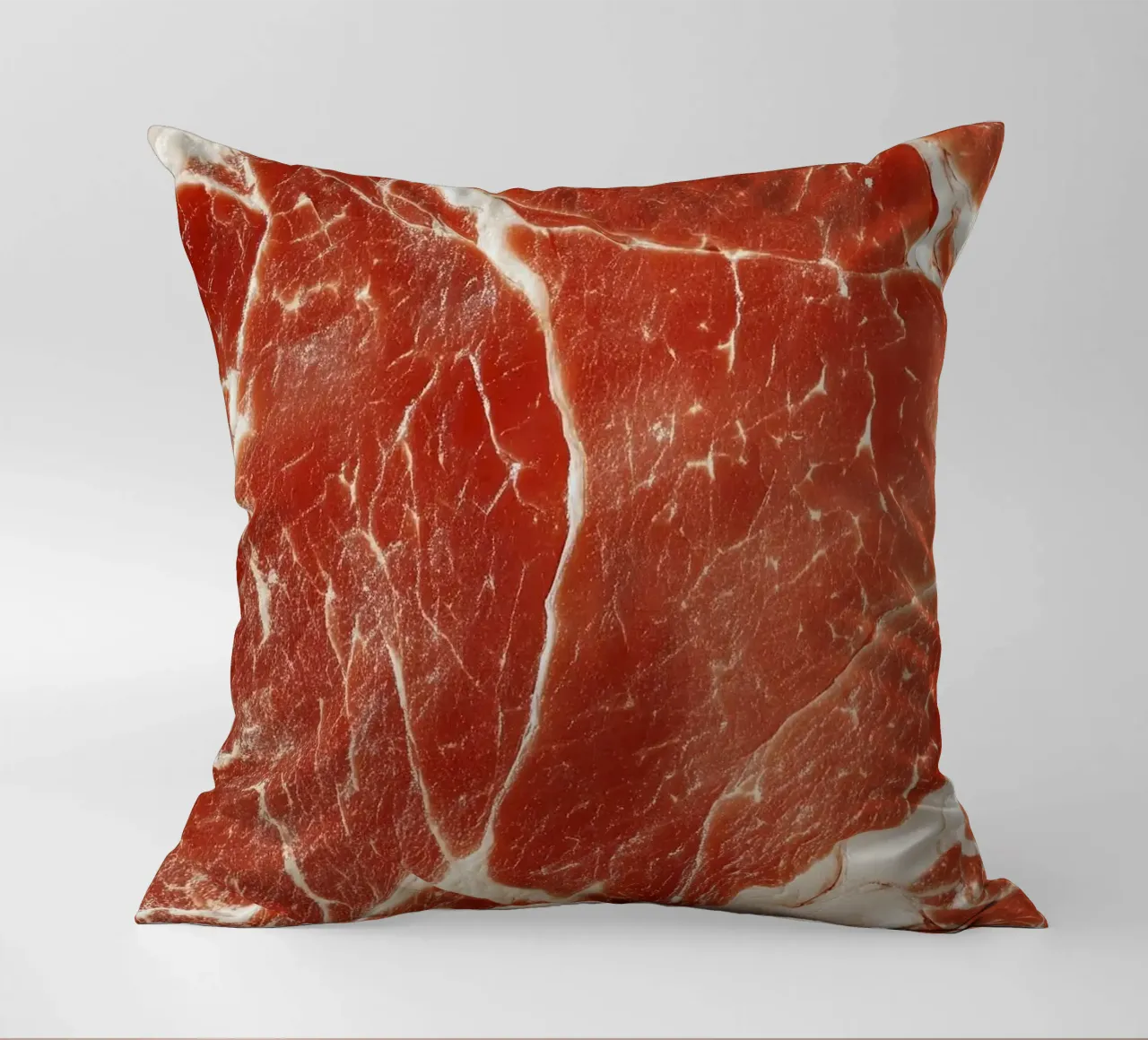 manzo crudo cuscino da Luke Yaeger