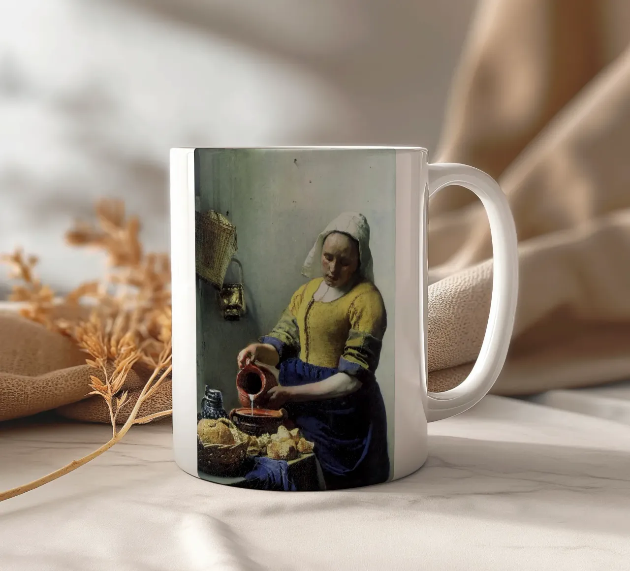 vemeer - una sguattera che versa il latte tazza in ceramica da The Dinda